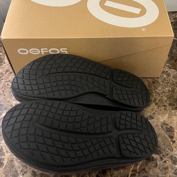 Retired OOFOS OOmega OOahh Sandal in Black and Purple Amethyst - a box included - Picture 11 of 11